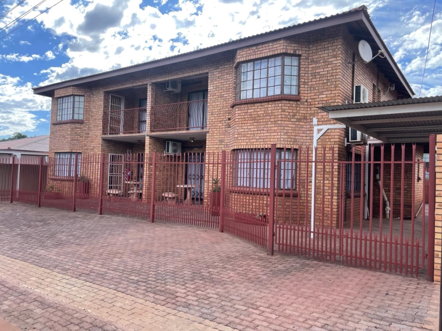 8 Bedroom Property for Sale in Postmasburg Northern Cape